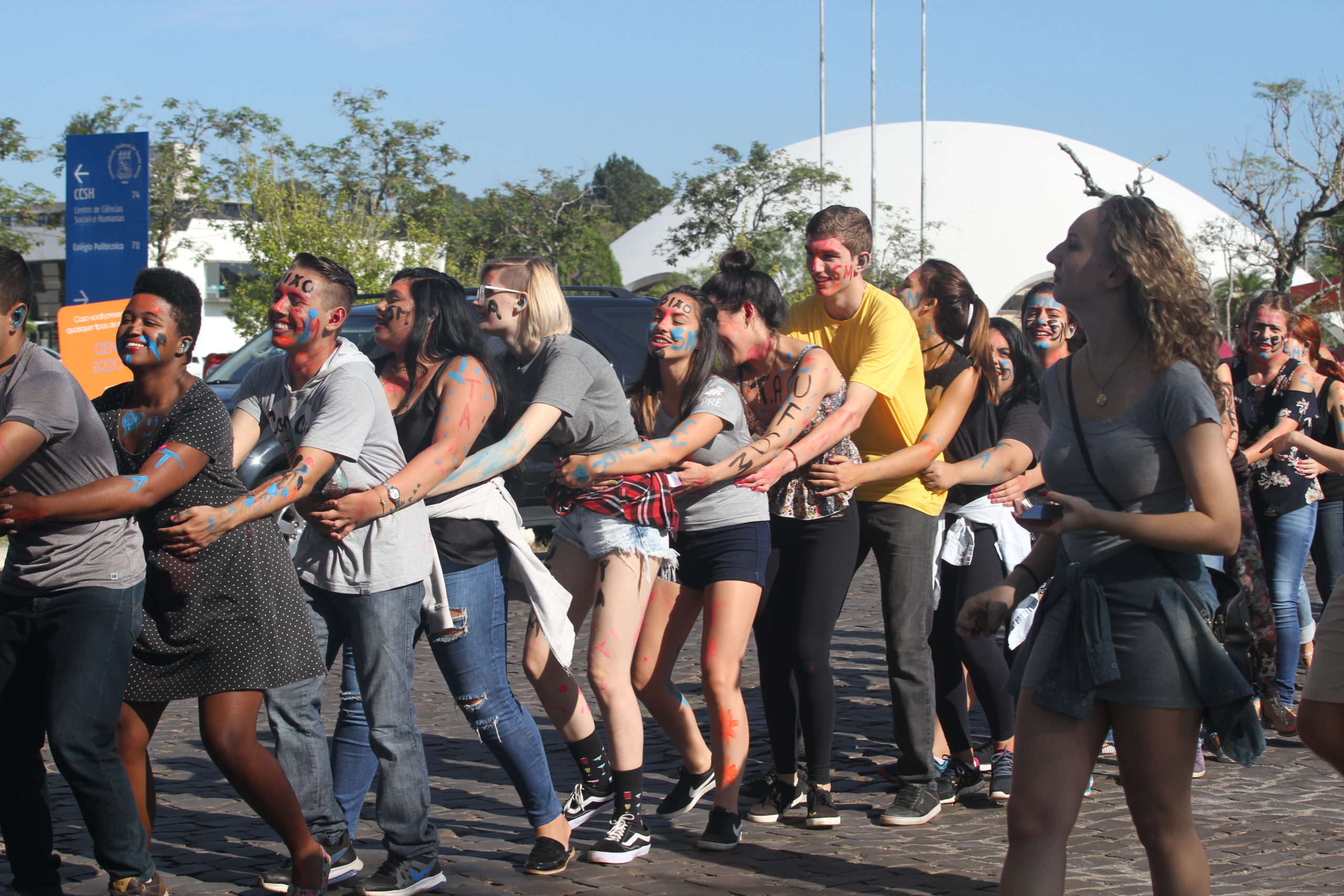 Jovens evangelizam durante trote em universidade