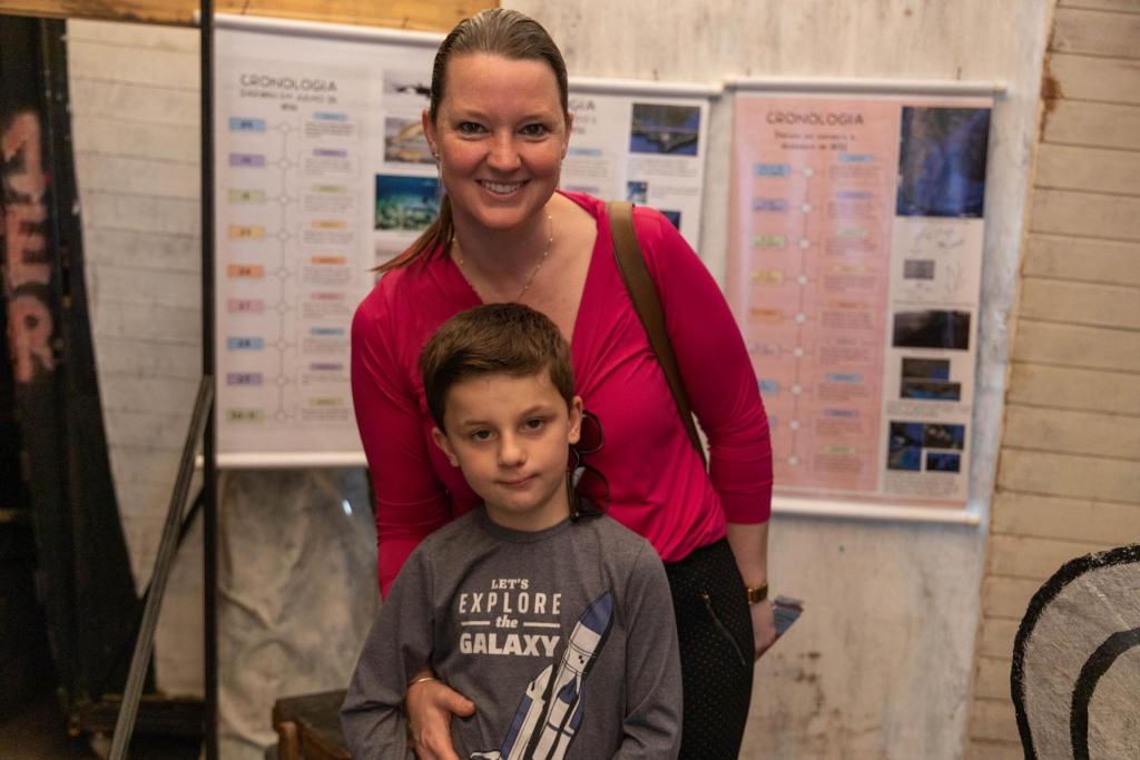 Foto colorida horizontal de mãe com filho em um dos atrativos do Descubra