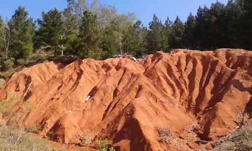 Foto colorida horizontal de formação geológica com cor marrom