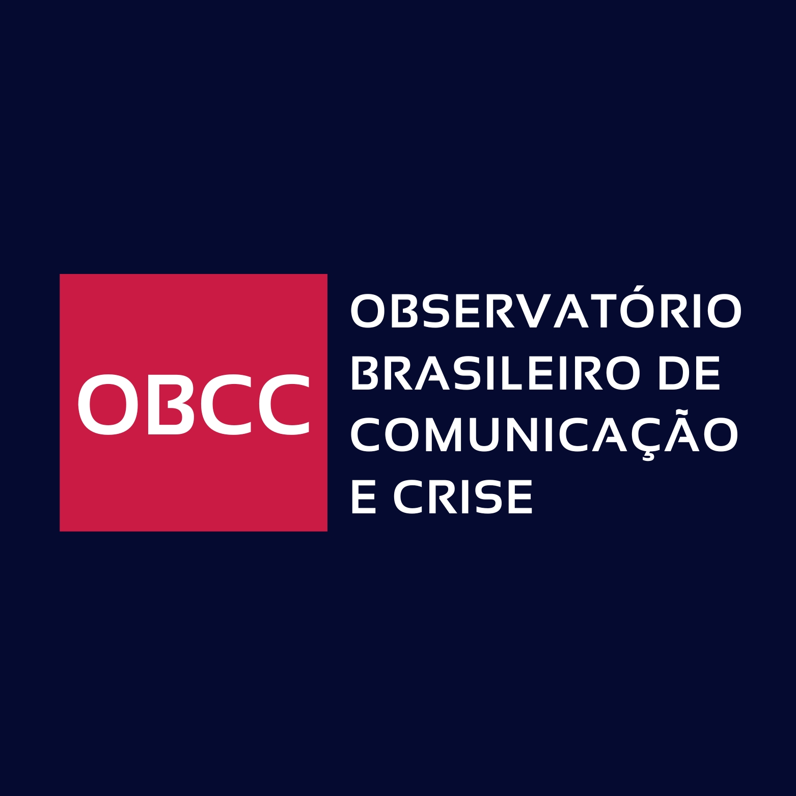 Selo do OBCC. A imagem tem um fundo escuro sólido, um quadrado vermelho no lado esquerdo com a sigla OBCC escrita em branco. Ao lado do quadrado vermelho, está escrito Observatírio Brasileiro de Comunicação e Crise