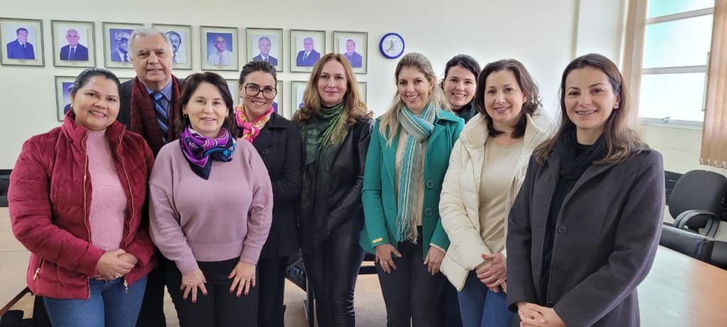 Comissão Examinadora do Concurso Público do Departamento de Pediatria e Puericultura, equipe da Coordenadoria de Concursos e candidata.