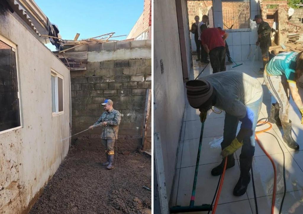 Duas fotos coloridas de limpeza de casas afetadas por enchentes. Na foto da esquerda, um homem aparece com um jato de água limpando uma parede. Na da direita, pessoas limpam o chão de uma casa