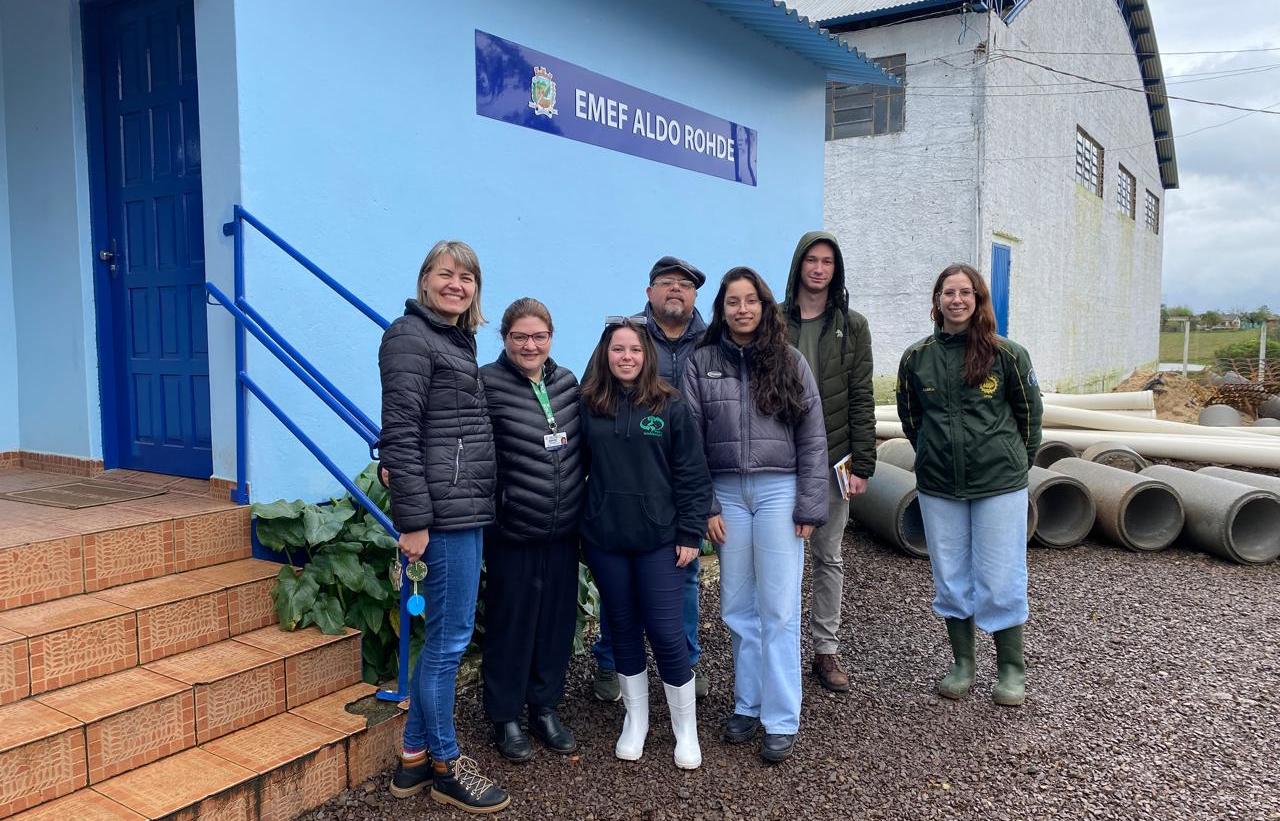 Foto colorida de equipe da UFSM em visita à escola de Paraíso do Sul