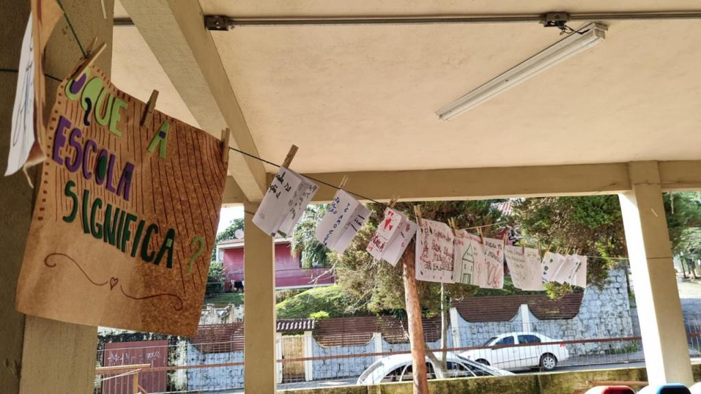 Imagem colorida com cartazes feitos por estudantes de escola atendida pelo projeto Tecendo Redes de Resiliência