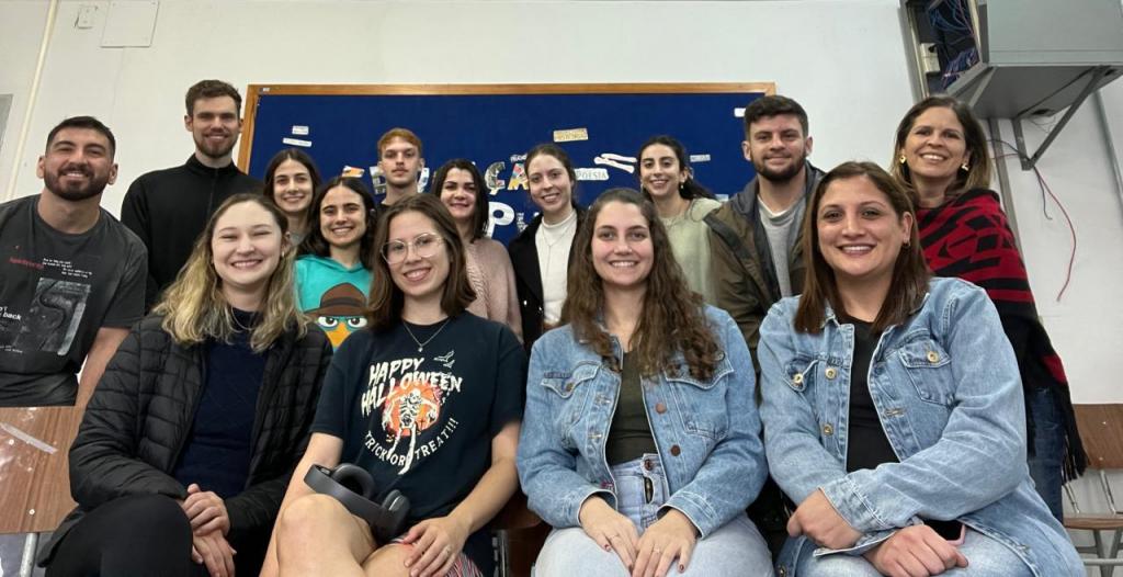 Foto colorida dos voluntários do projeto Tecendo Redes de Resiliência