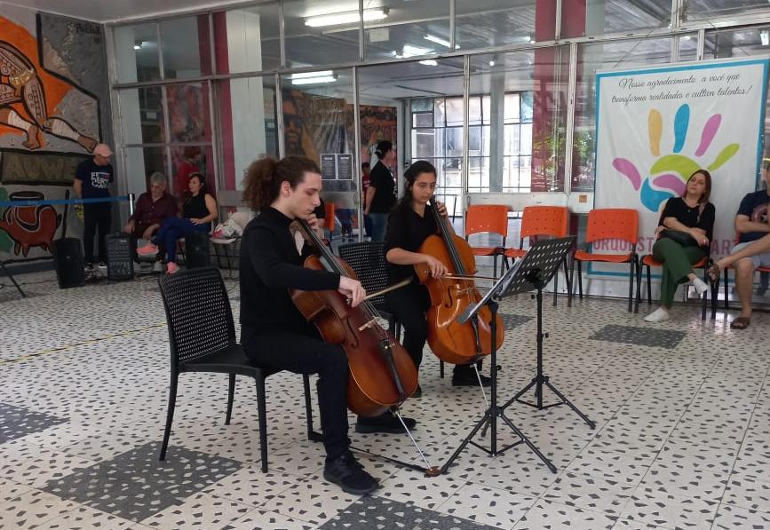 Foto colorida de apresentação de artistas no Viva Campus