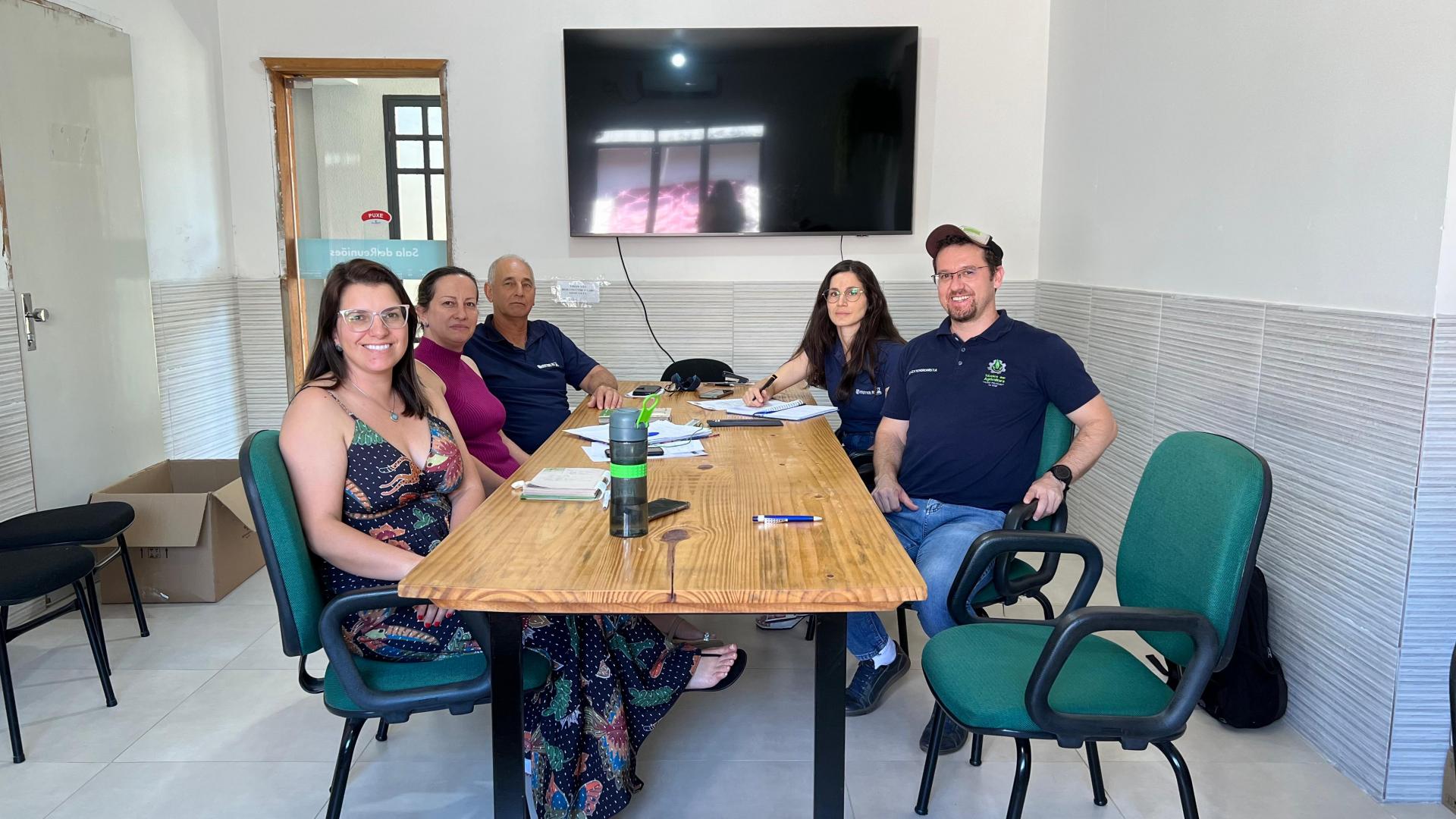 Foto colorida de reunião entre equipe da UFSM e da prefeitura de Nova Esperança do Sul