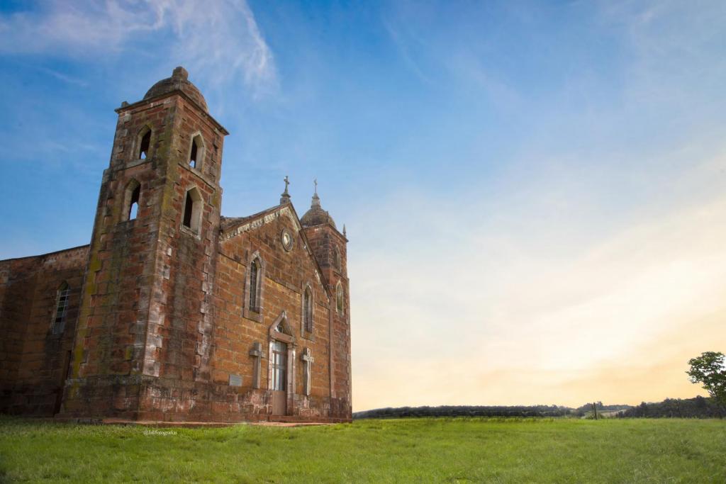 Foto colorida da  Igreja de Pedra São Caetano em Nova Esperança do Sul