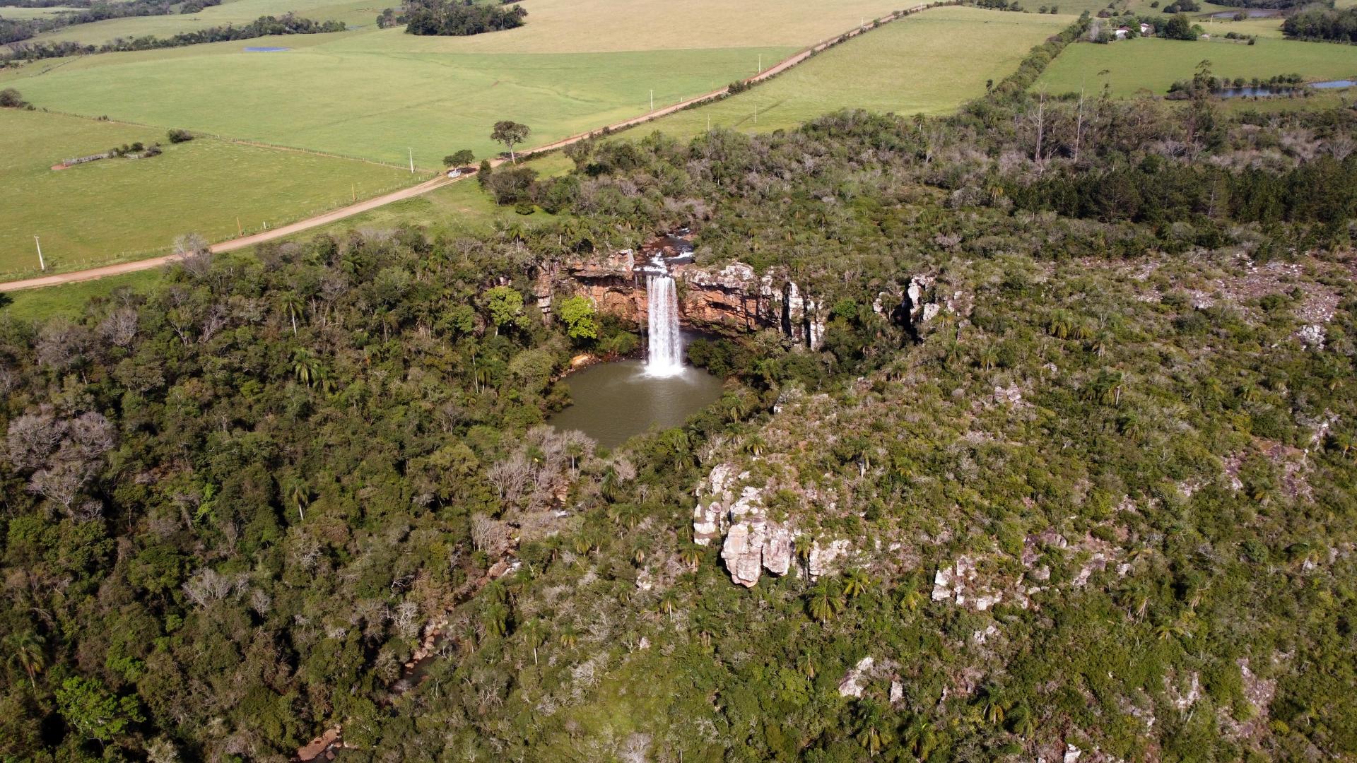 Foto colorida de cachoeira em Nova Esperança do Sul