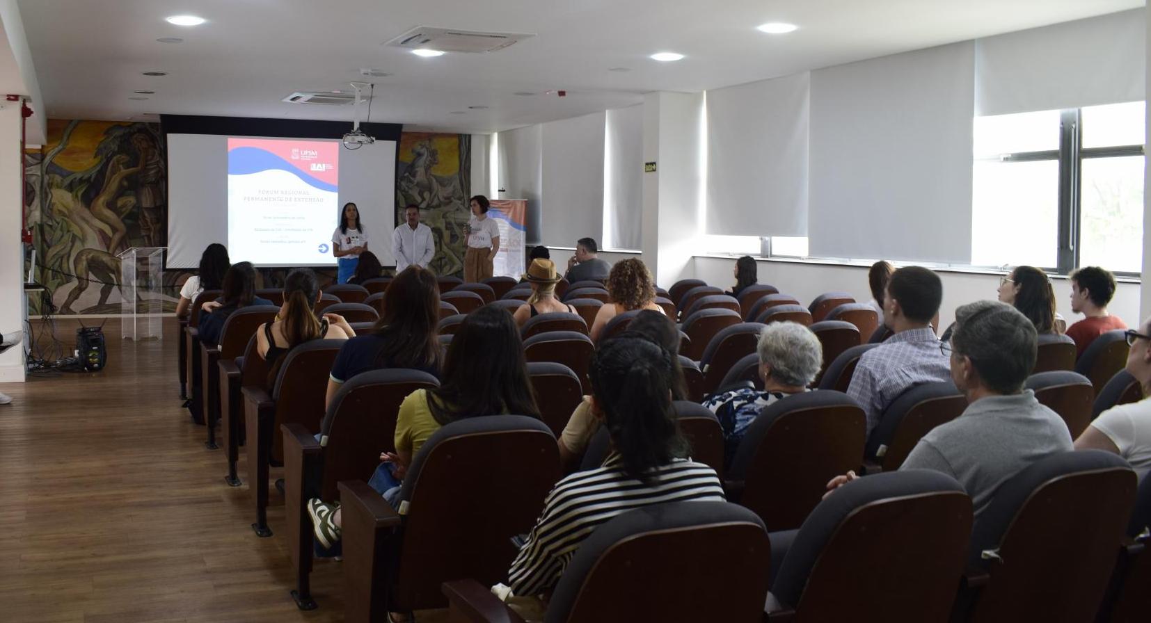 Foto colorida de apresentação do resultado do Edital Ciência em Vídeo durante programação do Fórum Permanente de Extensão em sala da UFSM