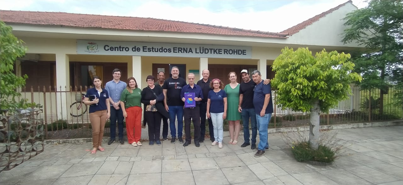 Foto colorida de equipe da UFSM em Paraíso do Sul