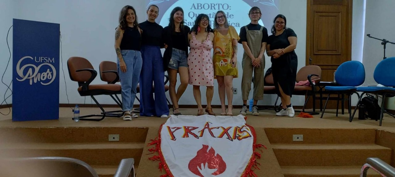 Foto colorida de educadores do Práxis e convidados em um aulão público sobre educação sexual