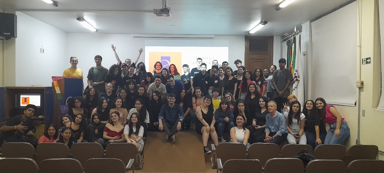 Foto colorida Aulão de Sociologia no ano de 2023 – Divulgação/Pré-Universitário Popular
Alternativa