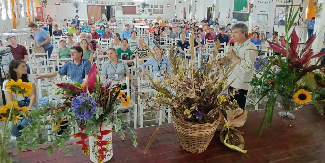 Foto colorida de palestra do professor Nereu na Fenasoja