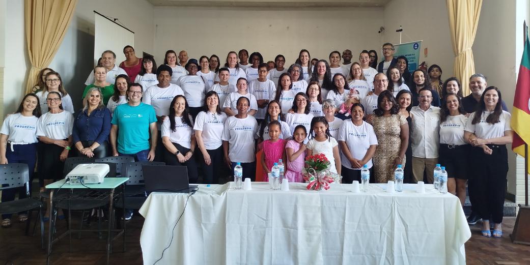 Foto colorida das pessoas posando para imagem na formatura do Progredir Caçapava