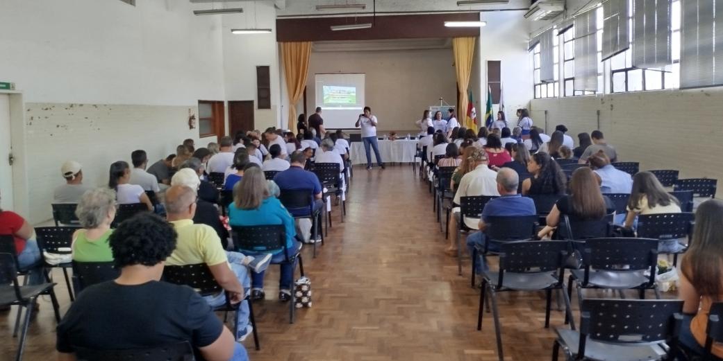 Foto colorida da formatura do Progredir Geoparque Caçapava mostrando o público do fundo da sala