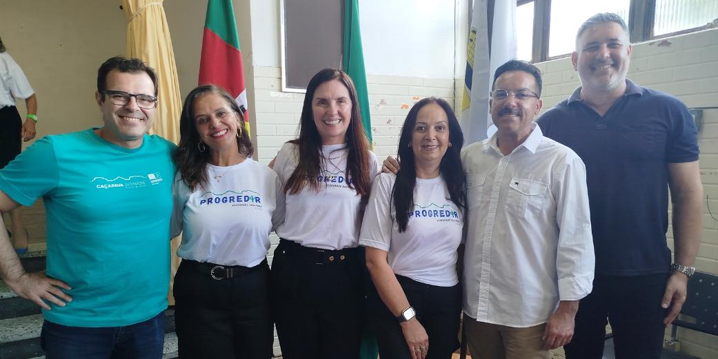 Foto colorida de representantes da PRE na Formatura do Progredir Geoparque Caçapava