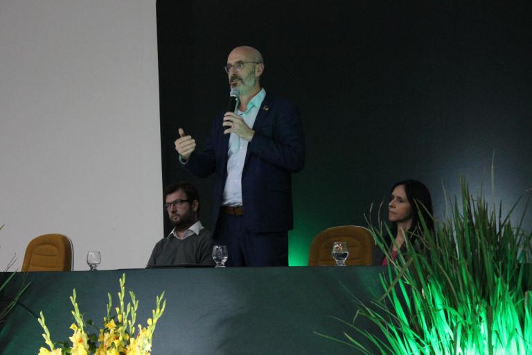 Reitor Luciano Schuch em sua fala de abertura