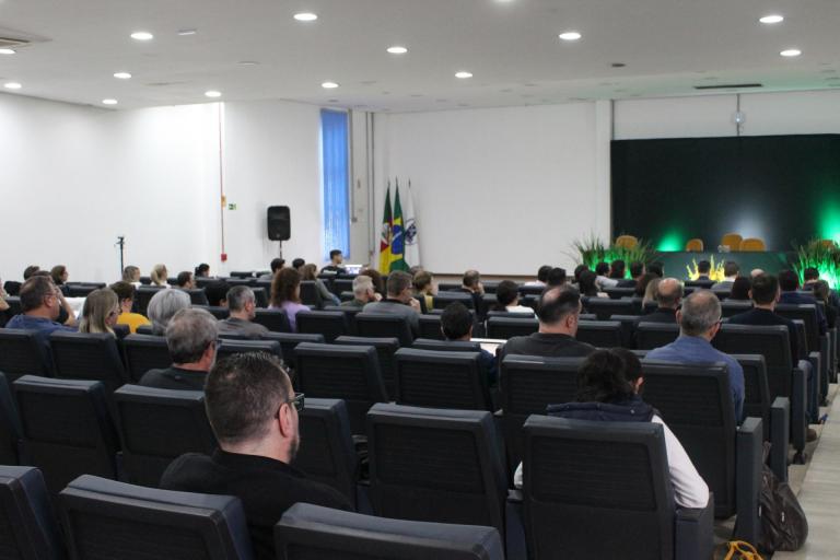 Plateia do primeiro dia de evento