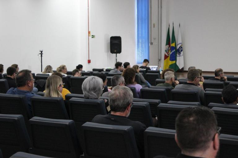 Plateia do primeiro dia de evento