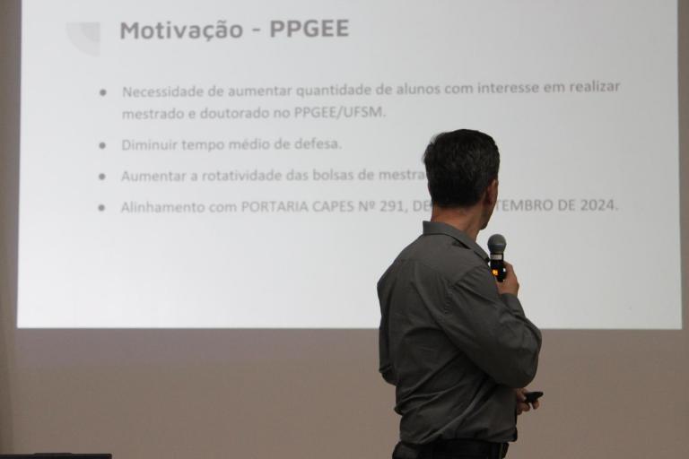 Professor Marco Dalla Corte durante apresentação da proposta 5+1