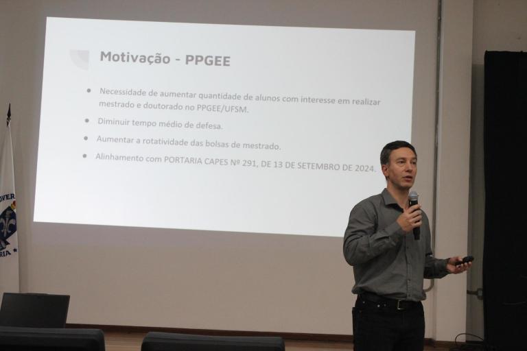 Professor Marco Dalla Corte durante apresentação da proposta 5+1