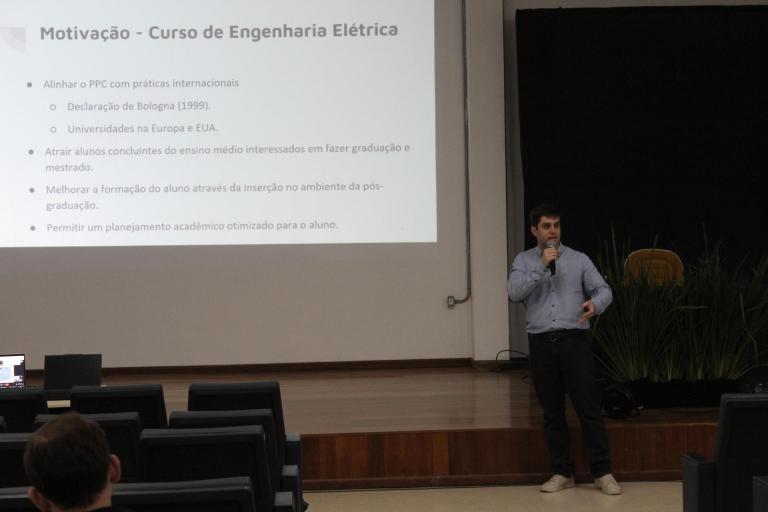 Professor Lucas Vizzotto Bellinaso durante apresentação da proposta 5+1