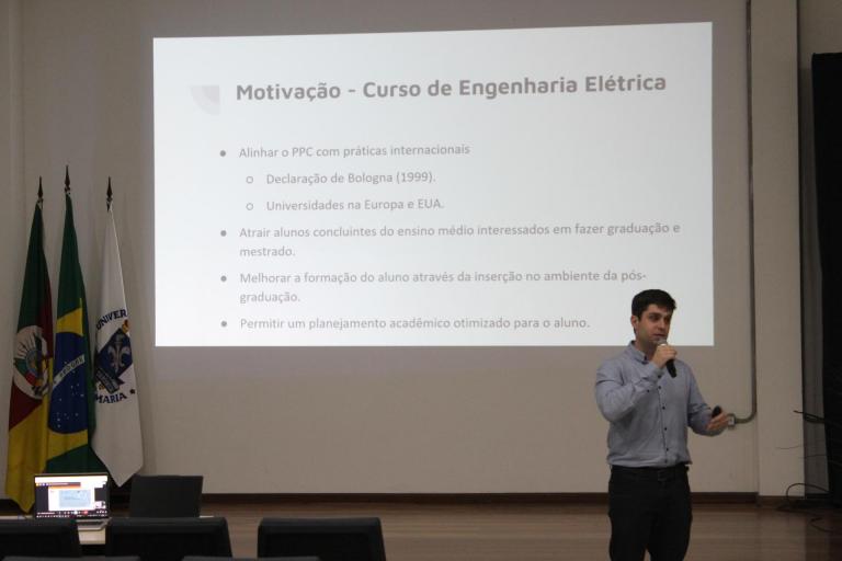 Professor Lucas Vizzotto Bellinaso durante apresentação da proposta 5+1