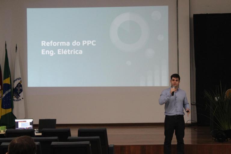 Professor Lucas Vizzotto Bellinaso durante apresentação da proposta 5+1