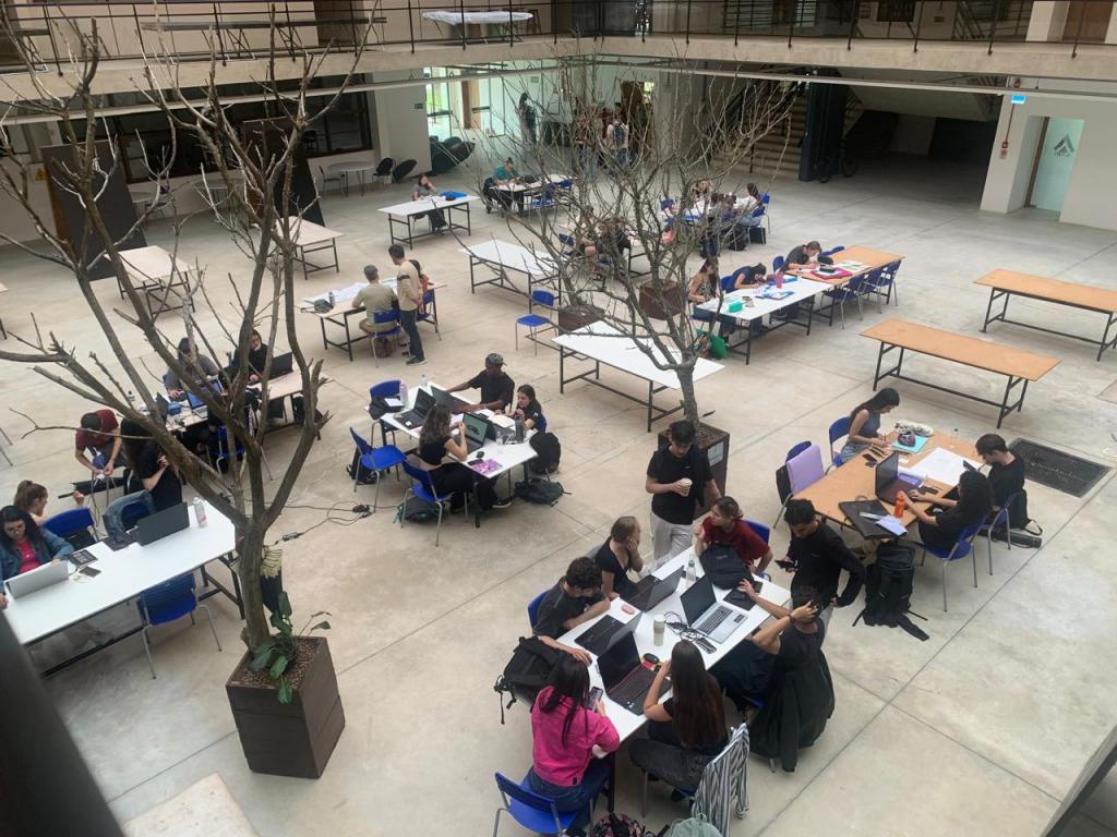 Átrio do prédio 9F se transforma em sala de aula durante as oficinas