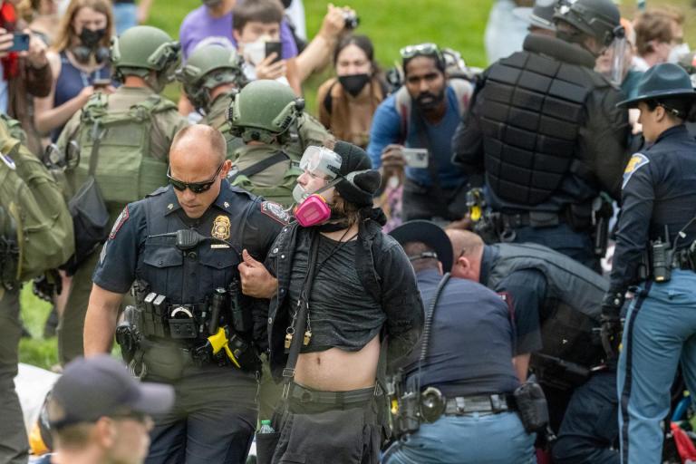 Manifestante é retirado da manifestação