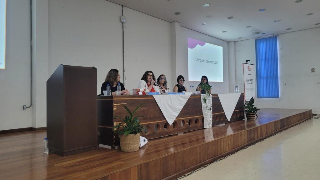 Professora Greisse como moderadora da mesa: Painel A integração ensino e serviço: construindo instrumentos para o fortalecimento da agenda de alimentação e nutrição no RS: