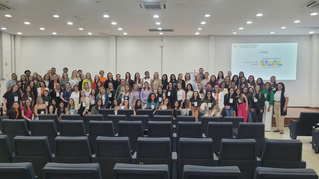 Foto do encerramento do evento, com os participantes: