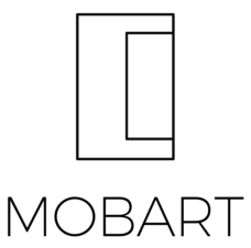 Imagem da logomarca de uma empresa de nome Mobart. Centralizado, um retângulo com linhas pretas, vazado. Dentro desse retângulo, um retângulo menor, alinhado na aresta direita, centralizado. Logo abaixo, a palavra "Mobart'', em caixa alta, na cor preta.