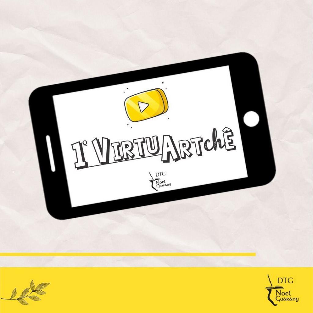 Uma ilustração de um celular e em sua tela está escrito 1º VirtuaArtchê, com a logo do youtube em amarelo acima do texto. Na parte inferior uma barra amarela enfeitada com um ramo de folhas e a logo do DTG Noel Gurany. 