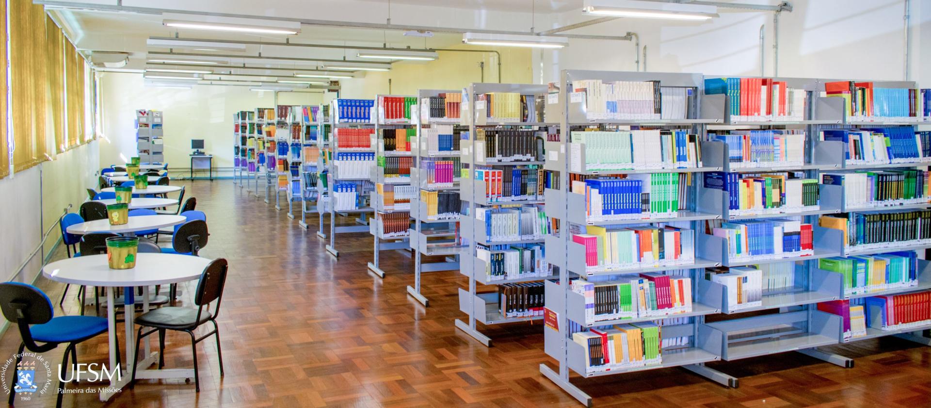 Foto de Biblioteca ampla com diversos armários de livros e mesas para estudo