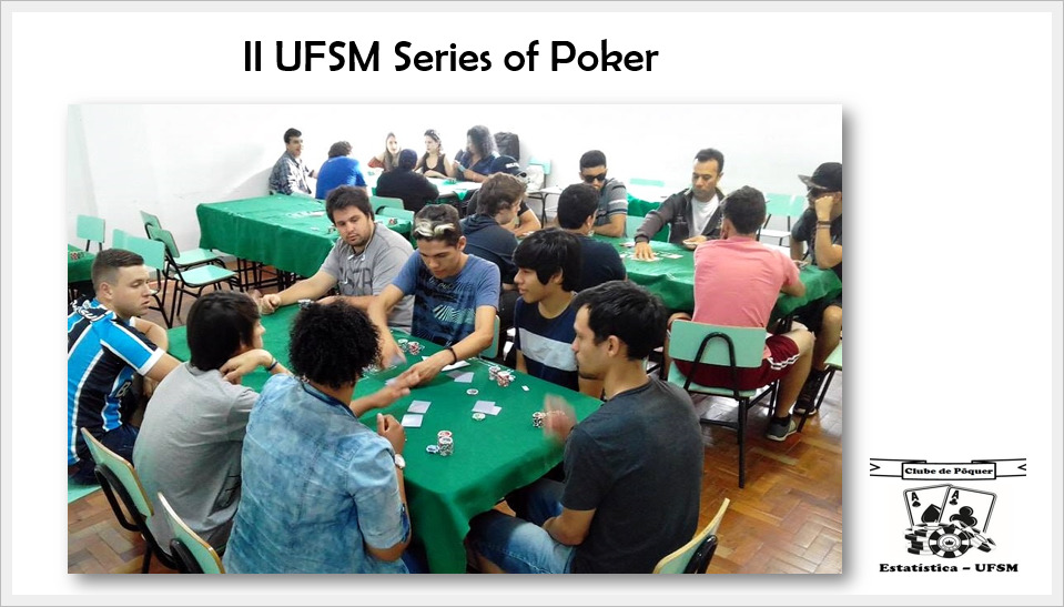 Foto de diversos grupos de pessoas jogando poker